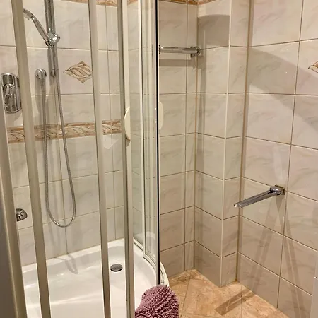 Erdgeschoss-wohnung Mit 2 Schlafzimmern, Balkon Und Parkplatz דירה ארפורט