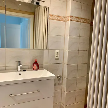 Erdgeschoss-wohnung Mit 2 Schlafzimmern, Balkon Und Parkplatz