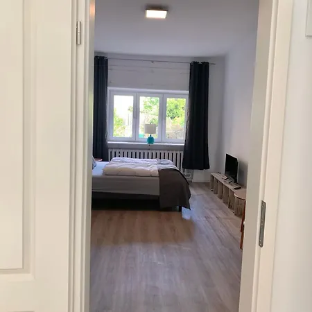 Erdgeschoss-wohnung Mit 2 Schlafzimmern, Balkon Und Parkplatz * Erfurt