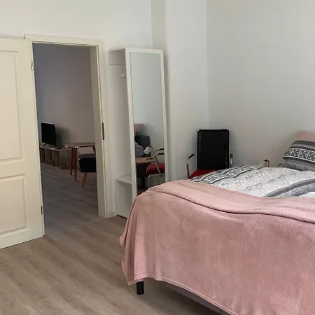Erdgeschoss-wohnung Mit 2 Schlafzimmern, Balkon Und Parkplatz * Ερφούρτη