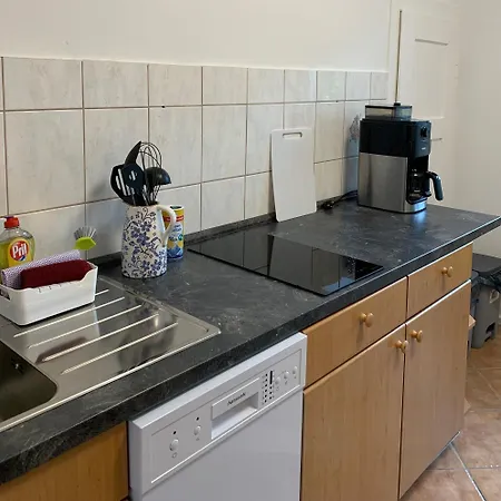 Lejlighed Erdgeschoss-wohnung Mit 2 Schlafzimmern, Balkon Und Parkplatz