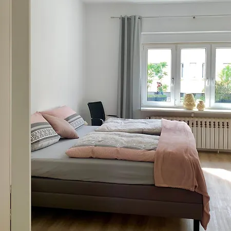 Erdgeschoss-wohnung Mit 2 Schlafzimmern, Balkon Und Parkplatz Apartment *