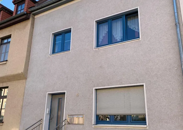 Erdgeschoss-wohnung Mit 2 Schlafzimmern, Balkon Und Parkplatz Appartement *