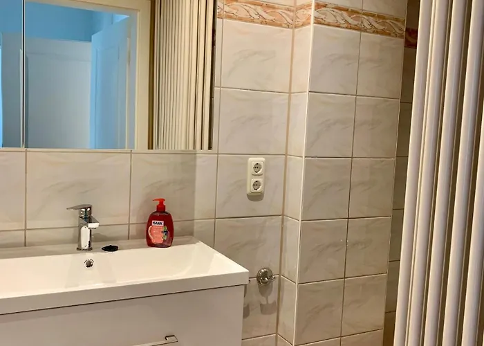 Erdgeschoss-wohnung Mit 2 Schlafzimmern, Balkon Und Parkplatz