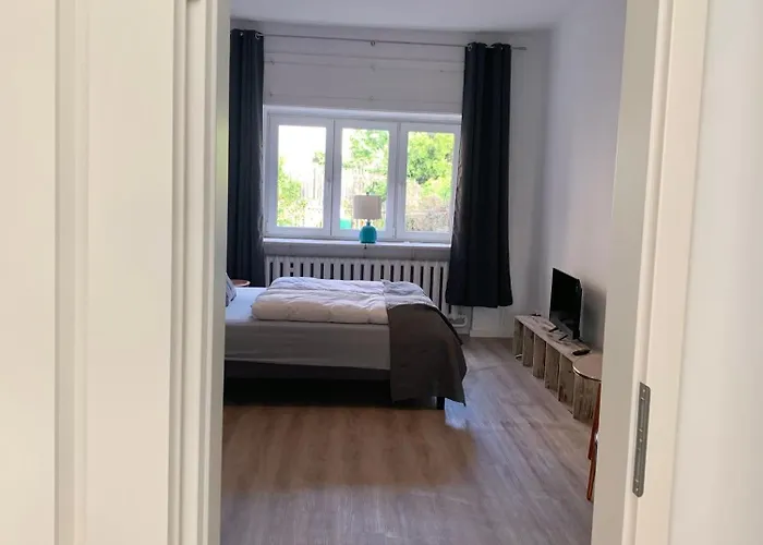 Erdgeschoss-wohnung Mit 2 Schlafzimmern, Balkon Und Parkplatz * Erfurt