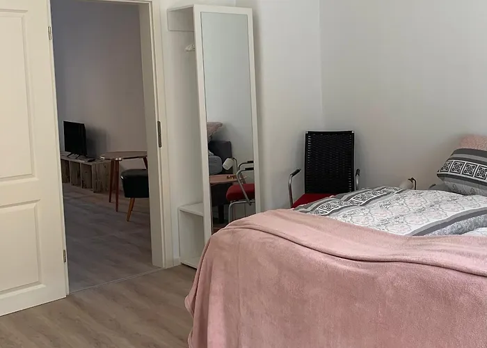 Erdgeschoss-wohnung Mit 2 Schlafzimmern, Balkon Und Parkplatz * Erfurt