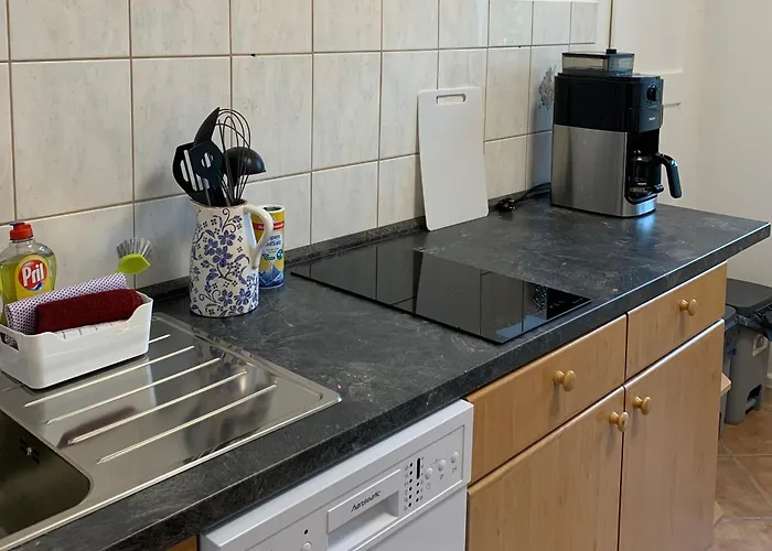 Appartement Erdgeschoss-wohnung Mit 2 Schlafzimmern, Balkon Und Parkplatz