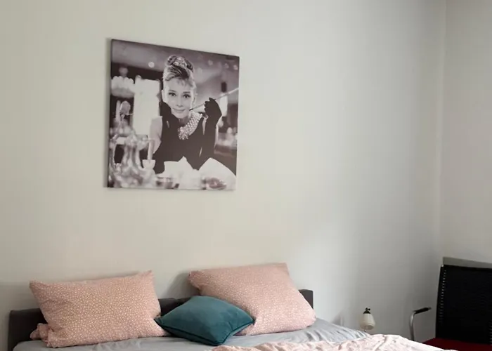 Erdgeschoss-wohnung Mit 2 Schlafzimmern, Balkon Und Parkplatz *